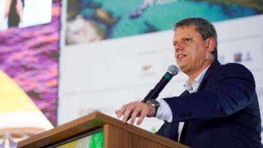 O governador de São Paulo, Tarcísio de Freitas (Republicanos), quer isentar de IPVA carros elétricos e movidos a hidrogênio.