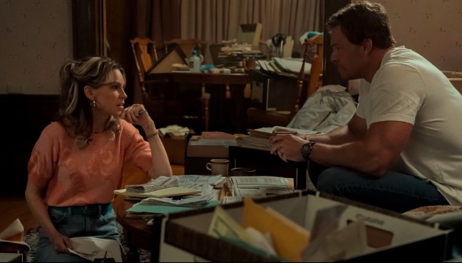 Cena de &#8220;Uma Vida de Esperança&#8221;, drama com Hilary Swank e Alan Ritchson.
