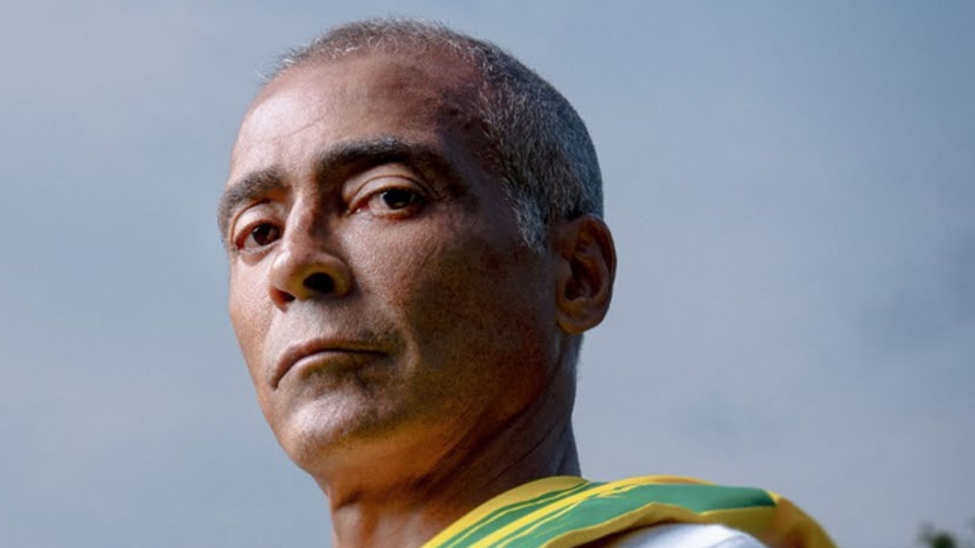 Assistir ao documentário &#8220;Romário, o Cara&#8221; é volta no tempo e se surpreender com um mundo, senão melhor, mais autêntico.