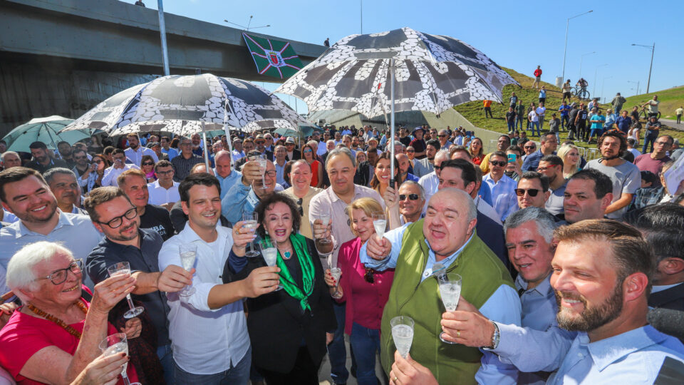 Antecipada pelo calendário eleitoral, Greca inaugura Linha Verde ao lado do pré-candidato Eduardo Pimentel (PSD)