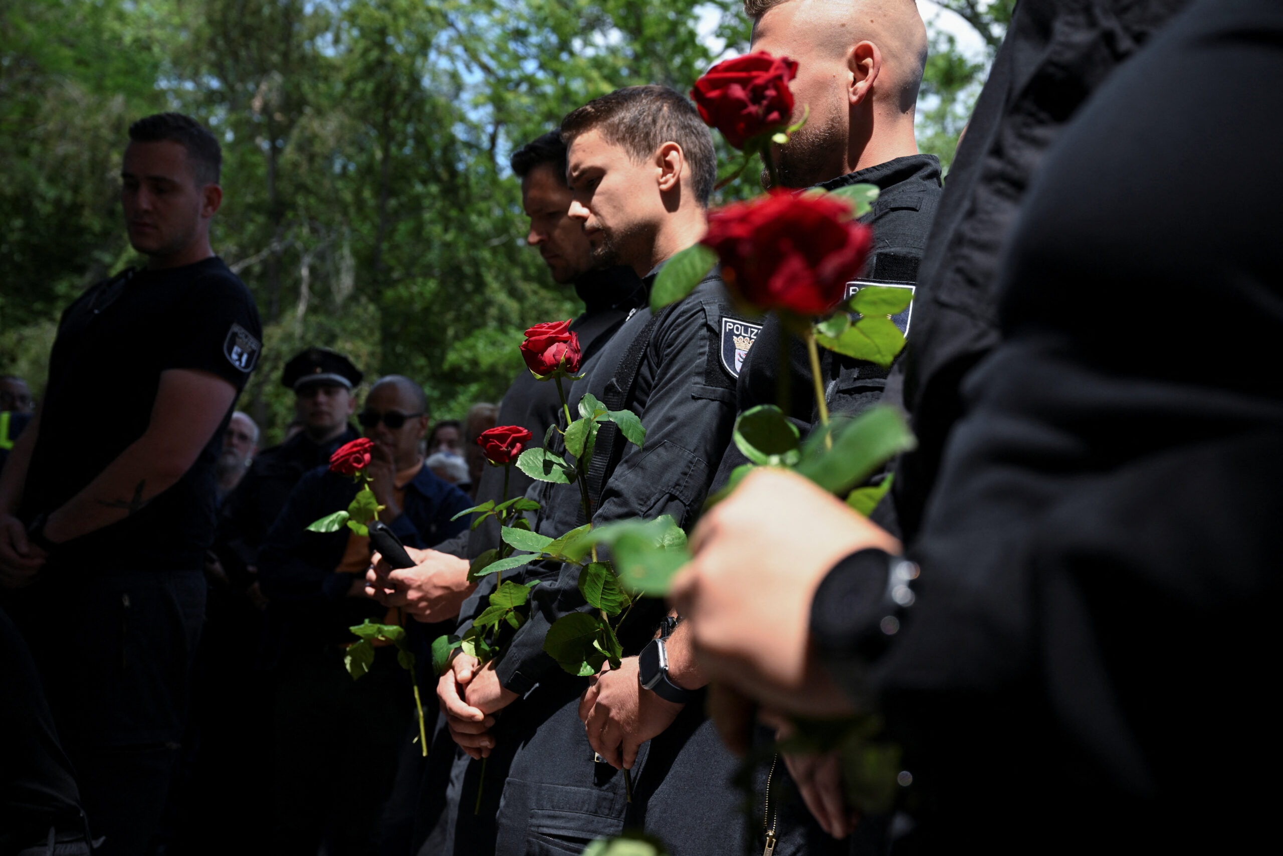 Policiais da Alemanha prestando homenagem a Rouven Laur, de 29 anos, o colega de farda que morreu após ser esfaqueado por um imigrante afegão
