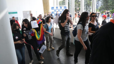 Manifestantes invadiram o prédio da Assembleia Legislativa do Paraná (Alep) durante votação do projeto de lei do Programa Parceiro na Escola.