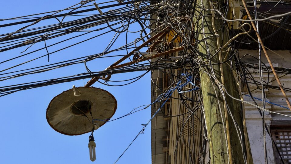 Furto bilionário de energia cai na conta de luz do consumidor