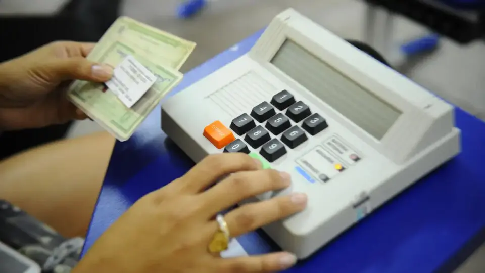 Quem completa 18 anos antes do segundo turno das Eeeições 2024 é obrigado a votar.