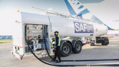 A adoção do petróleo sintético como alternativa aos combustíveis fósseis faz parte da iniciativa de descarbonização do setor.