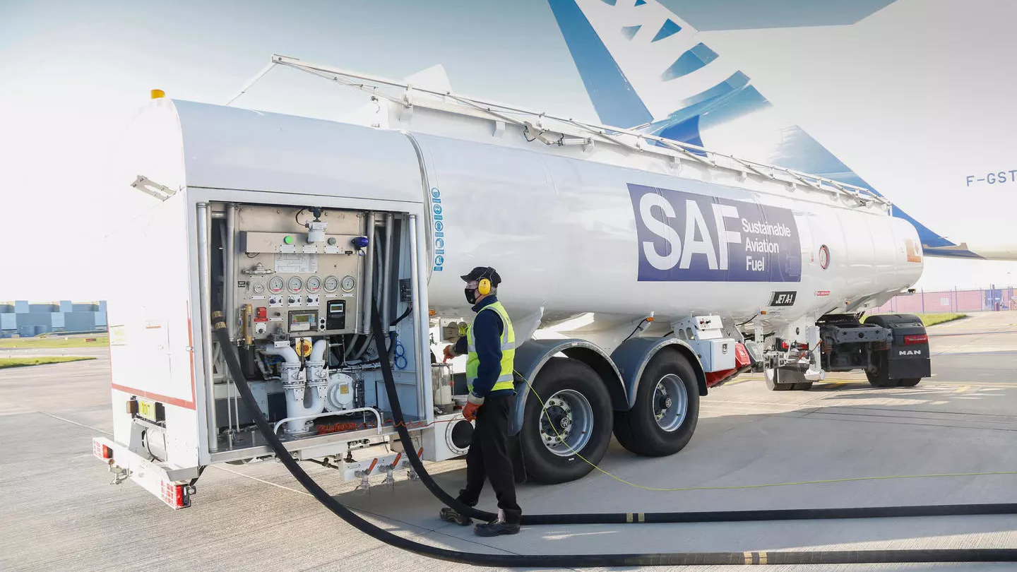 A adoção dos SAF como alternativa aos combustíveis fósseis faz parte da iniciativa de descarbonização prevista no Acordo do Clima de Paris.