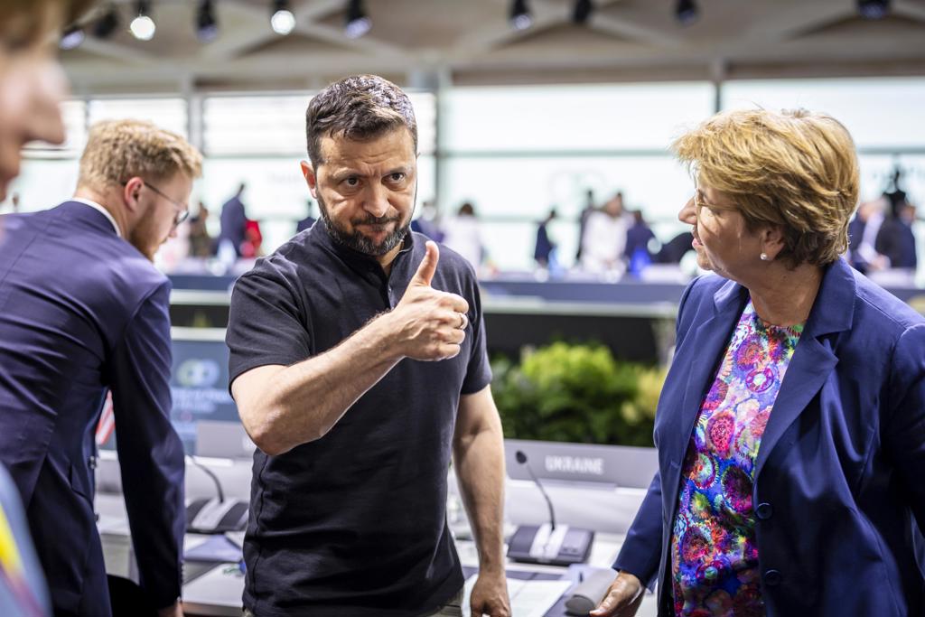 O presidente ucraniano, Volodymyr Zelensky, com a presidente suíça, Viola Amherd, ao final da sessão plenária da Cúpula da Paz na Ucrânia, neste domingo (16).