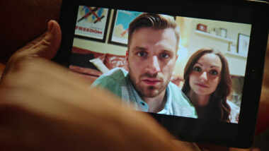 Série documental da Netflix, "Ashley Madison: Sexo, Mentiras e Traição" conta história de pessoas que tiveram seus dados vazados de aplicativo de relacionamento focado em traição