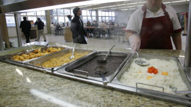 Refeições coletivas ficam em limbo regulatório na reforma tributária.