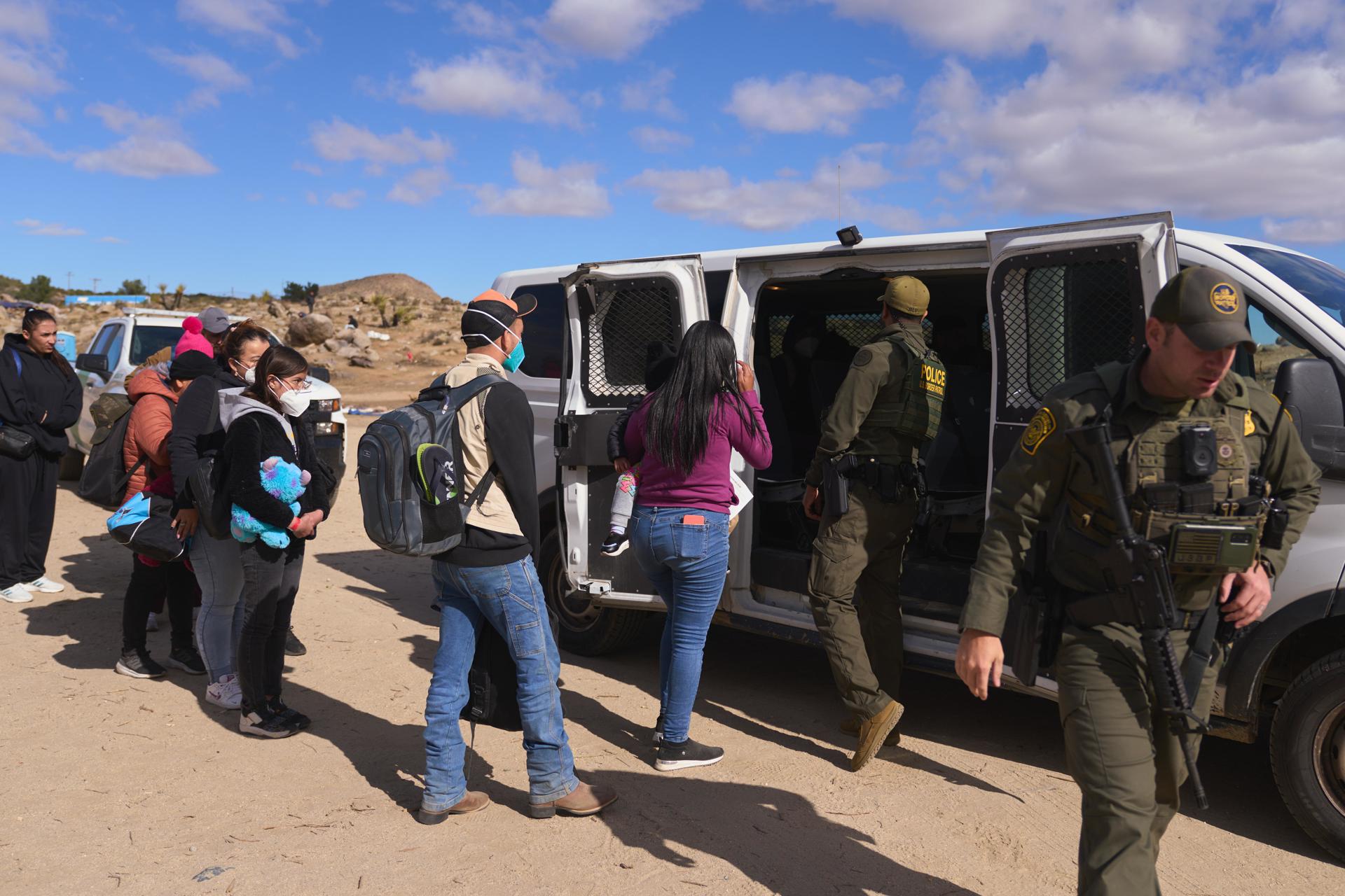 Crítico das políticas migratórias de Trump, Biden já deportou mais de 700 mil indivíduos em apenas 12 meses