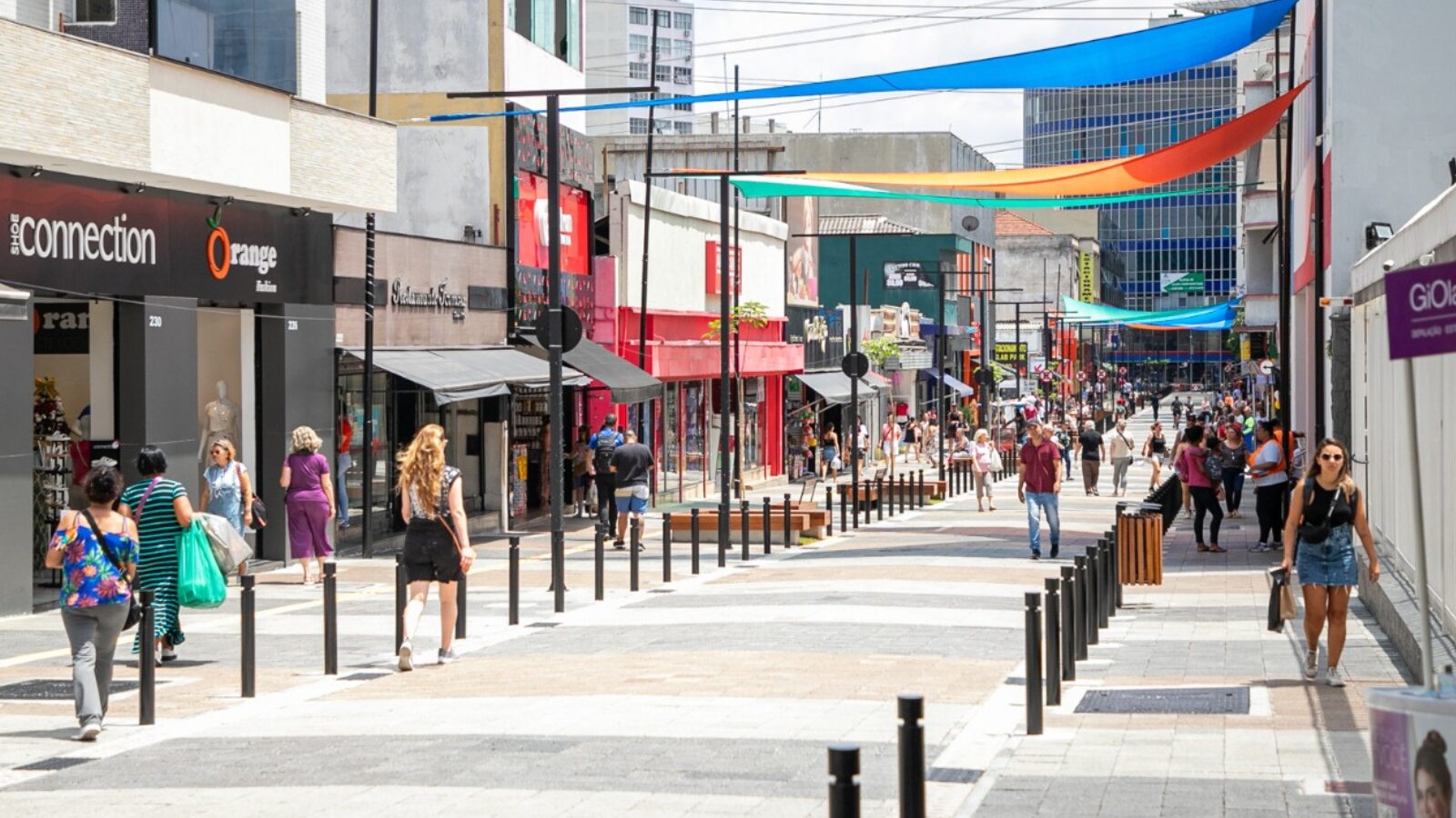 Pedestres caminham pelo centro de São Caetano do Sul: melhor cidades do Brasil.