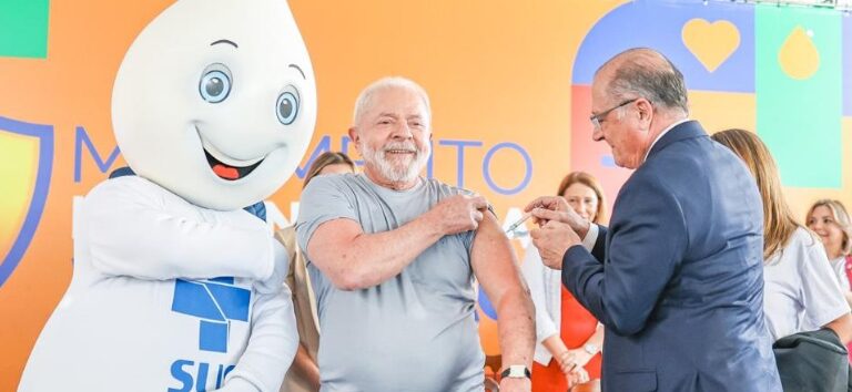 Lula erra ao omitir que se vacinou contra a dengue em rede privada de saúde, afirmam especialistas