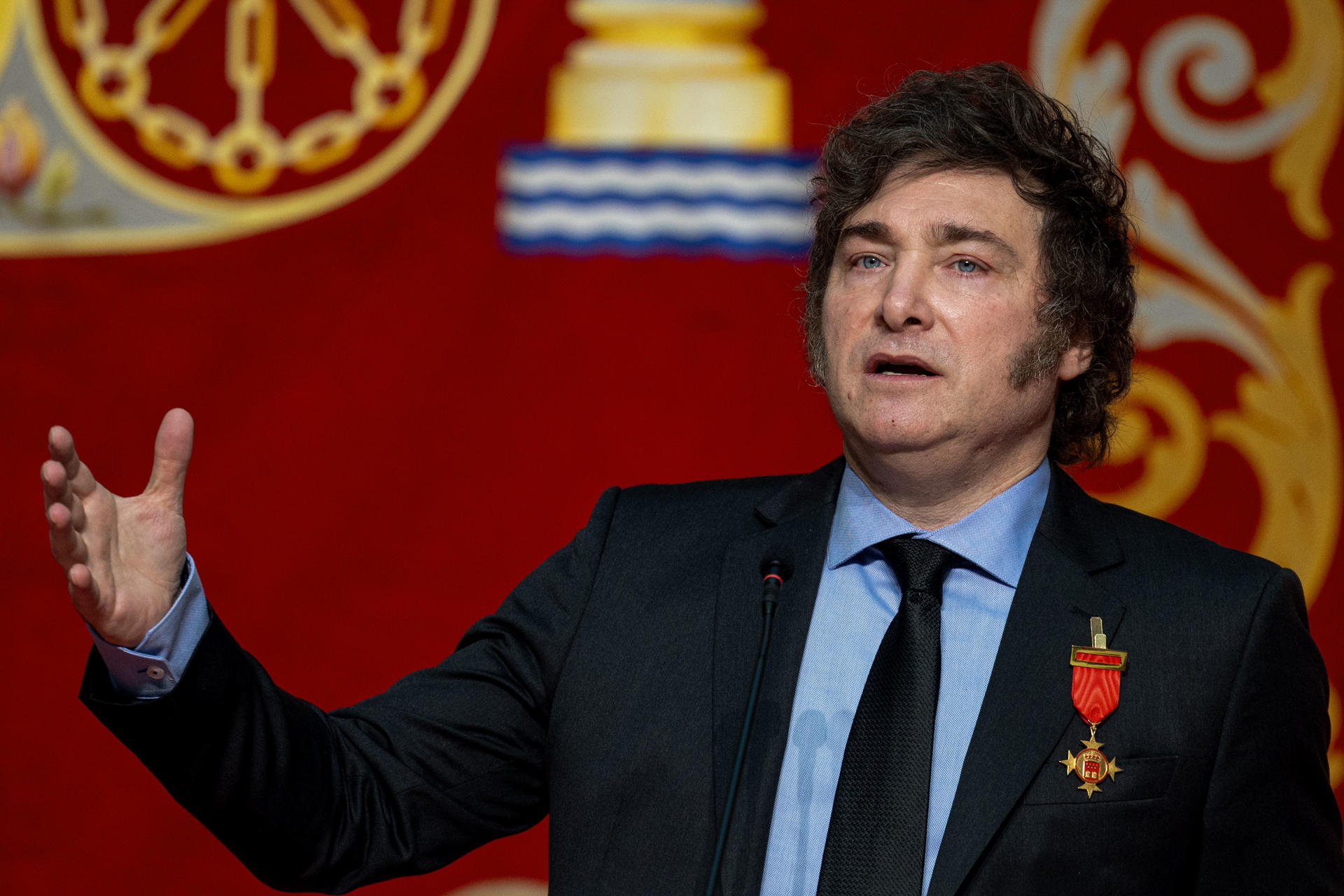 Na espanha, Milei cita casos de corrupção envolvendo esposa e irmão de premiê socialista