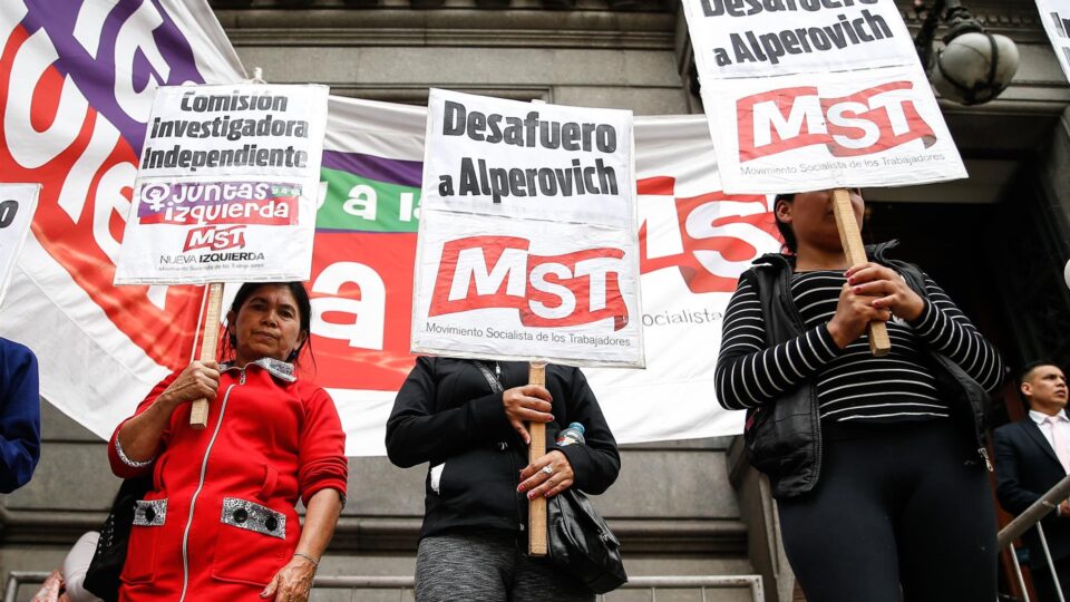 Ativistas protestam contra o senador José Alperovich, denunciado por sua sobrinha por estupro, em Buenos Aires, Argentina.