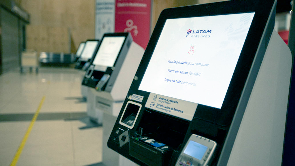 A operação do Despacho de Bagagem Express da Latam no Afonso Pena é feita nos terminais de autoatendimento e deve reduzir tempo de atendimento pela metade.