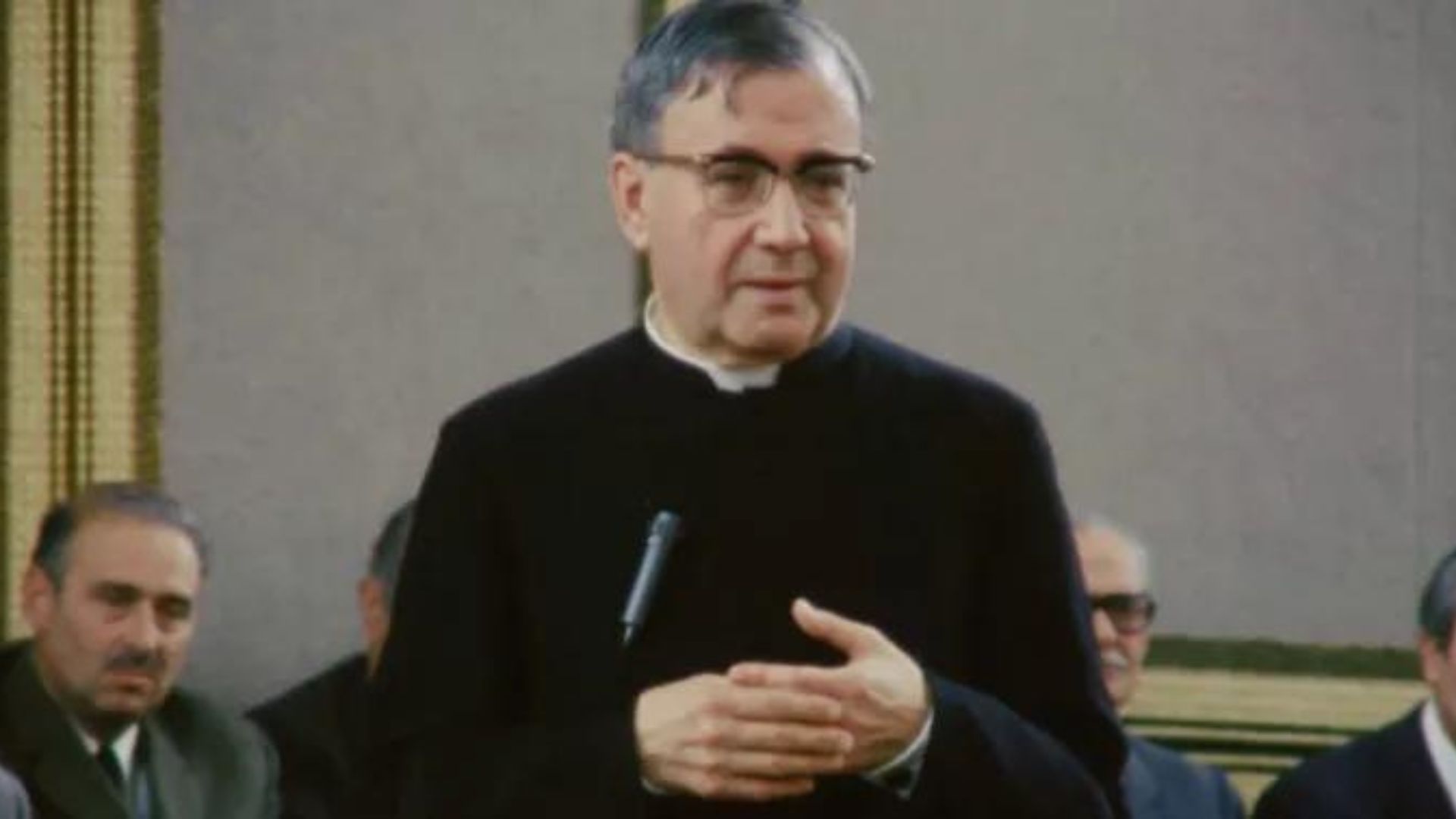 São Josemaria Escrivá em cena do documentário &#8220;Um Santo entre Nós&#8221;.