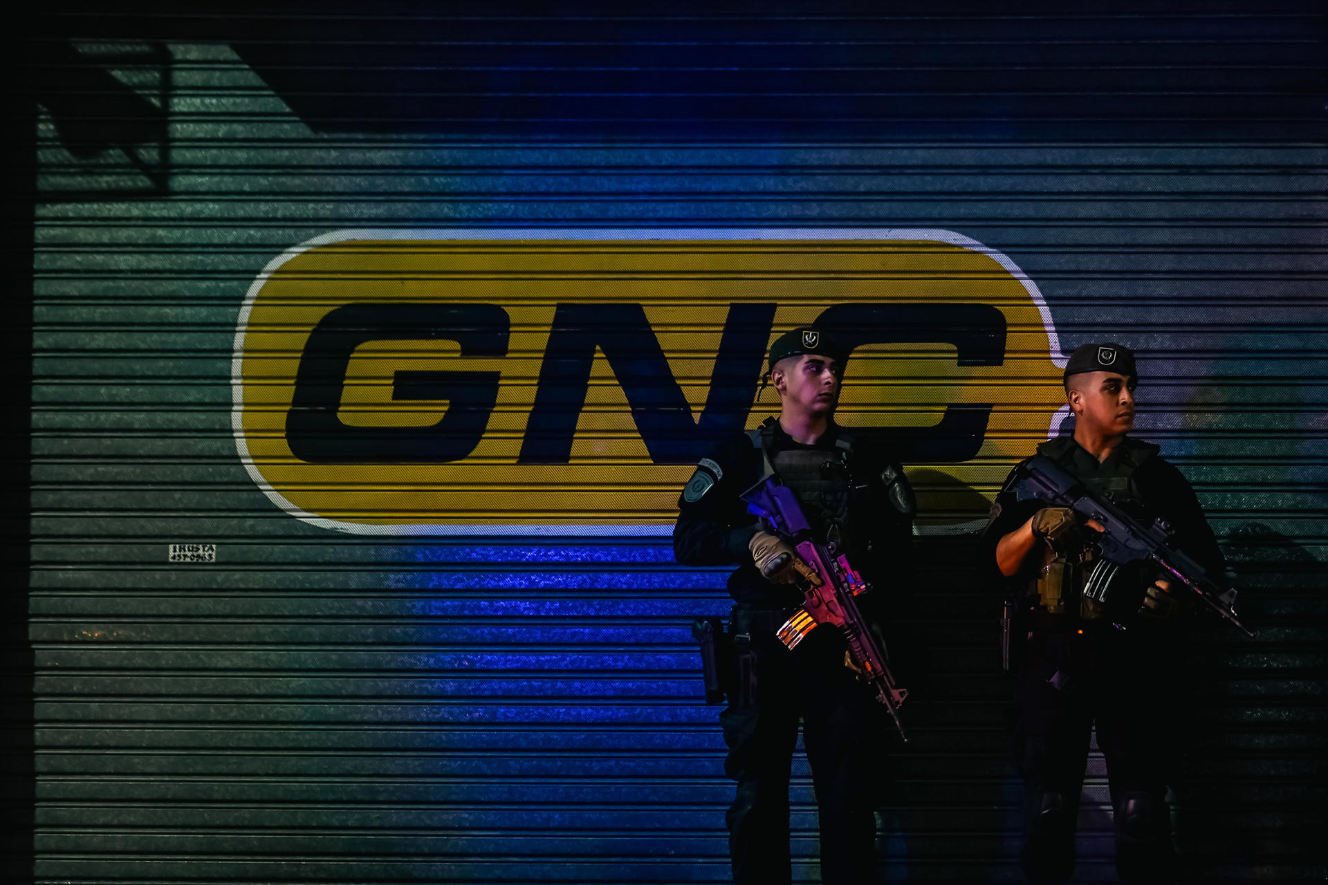 Integrantes das forças de segurança federais da Argentina monitoram operação na cidade de Rosário. MIlei lança plano linha dura