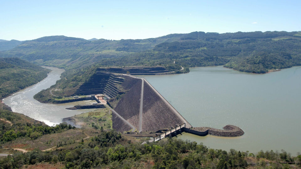 As usinas hidrelétricas, embora sejam uma fonte de energia renovável e de baixa emissão de carbono durante a operação, podem ter vários impactos ambientais significativos. Na foto, a Usina de Foz do Areia, na cidade de Pinhão (PR).