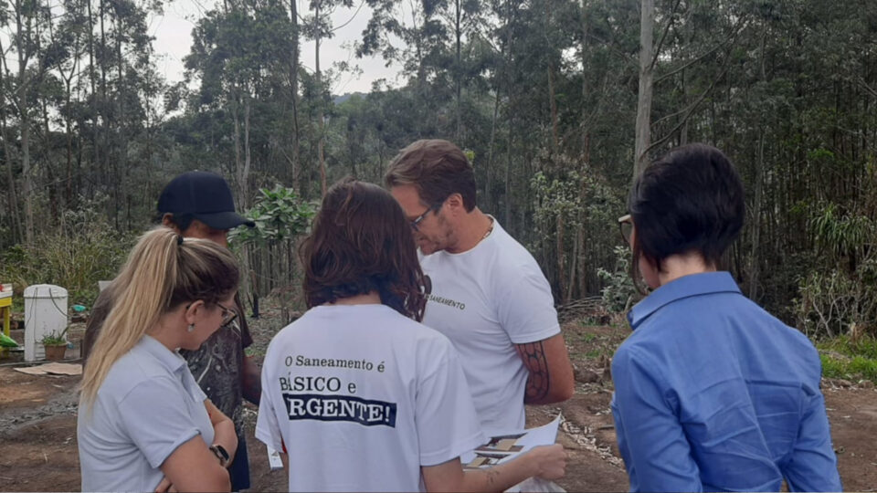 Iniciativas como as da ONG Biosaneamento buscam oferecer soluções de saneamento básico às comunidades.