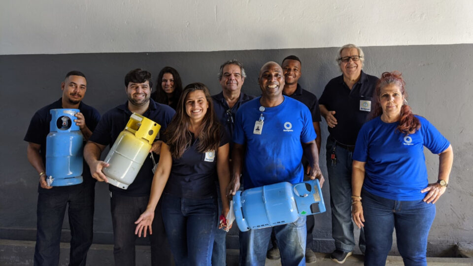 Equipe da Recigases, que trabalha com a regeneração de gases refrigerantes, substâncias altamente poluentes