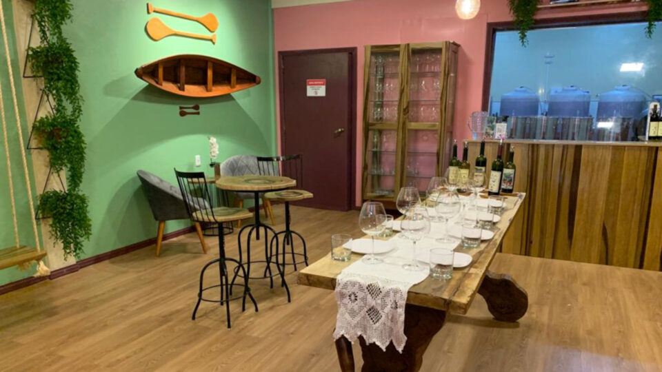 A degustação de vinhos produzidos a partir do açaí está entre as atrações do Flor de Samaúma.