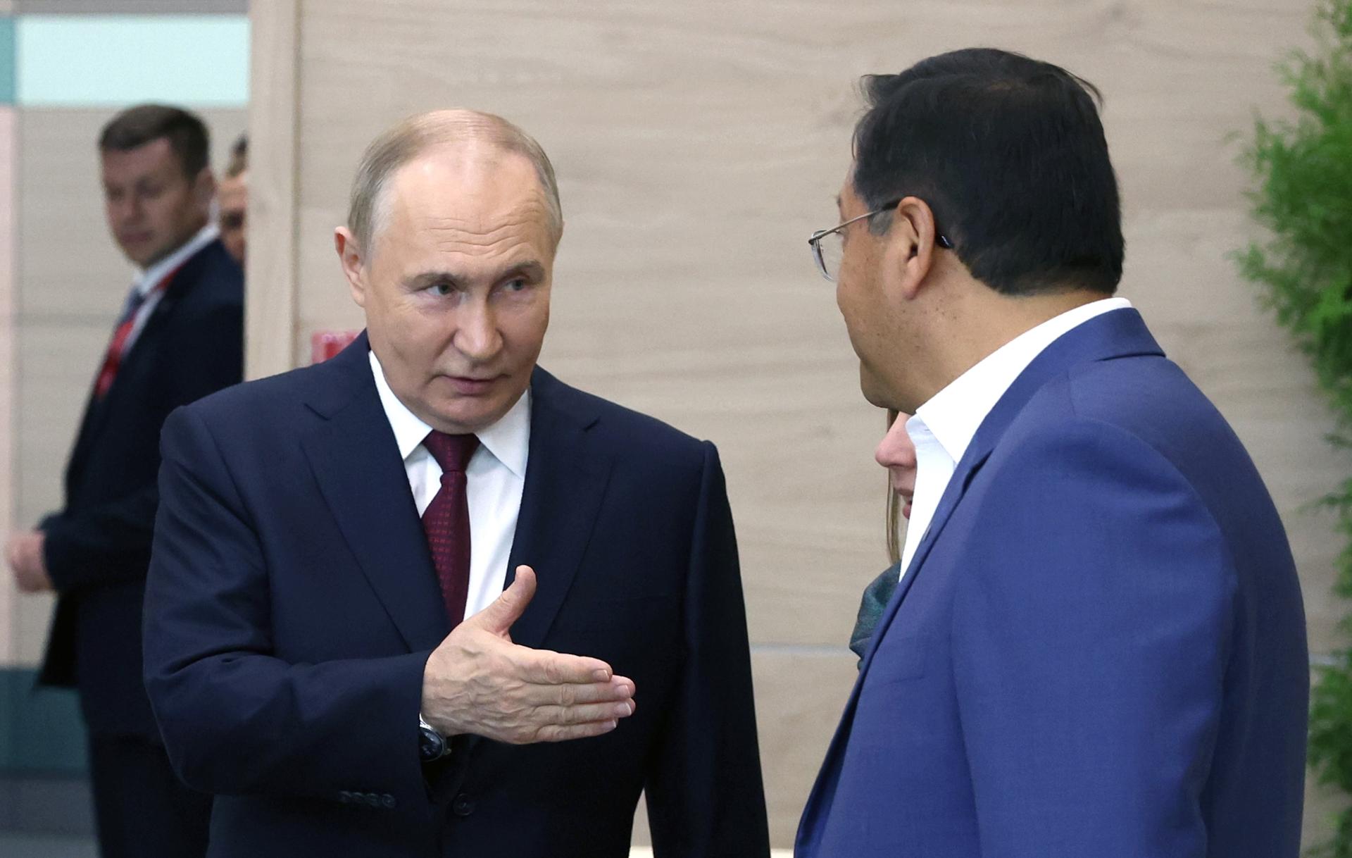 Putin quer explorar lítio e concluir instalação de um centro de pesquisa nuclear na Bolívia