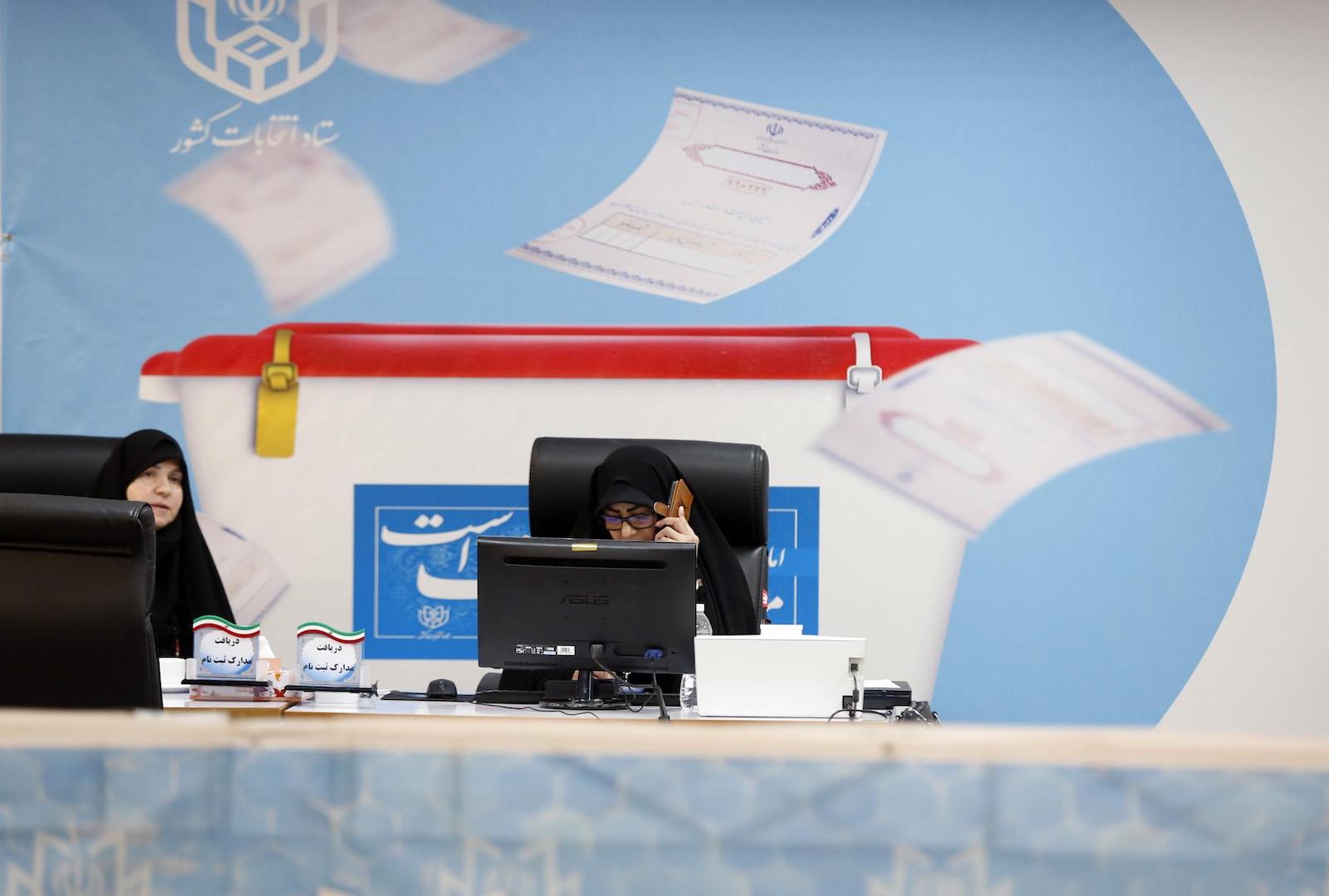 Funcionárias do Ministério do Interior trabalham durante o registro para as eleições presidenciais iranianas
