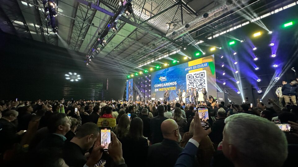 CPAC Brasil 2024 lota e tem entrada da família Bolsonaro durante o hino nacional