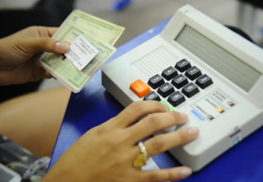 Incremento de jovens na política entre partidos da direita vai na contramão dos dados gerais, que têm queda de filiações em Santa Catarina.