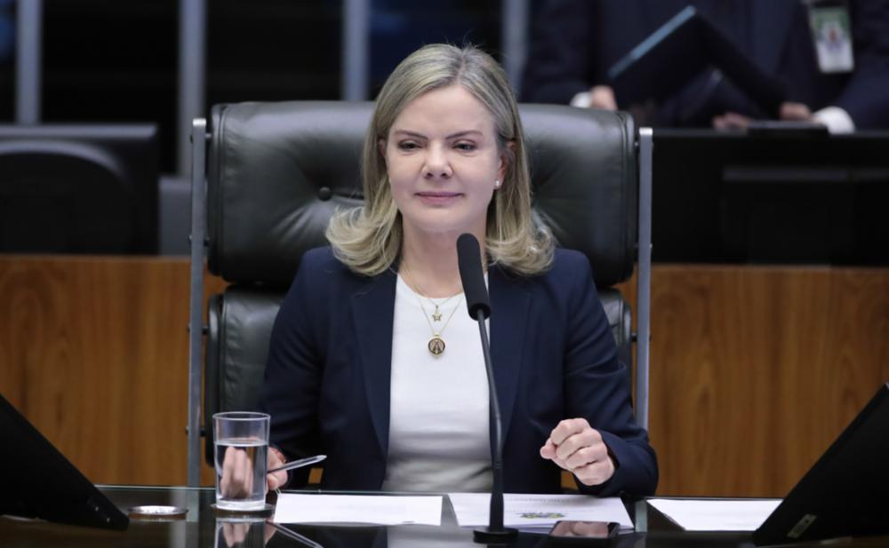 Bolsonaro “corrompeu” presidência, parte dos militares e enganou brasileiros, diz Gleisi