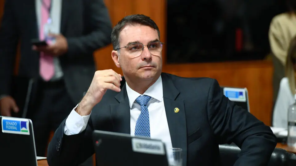 Flávio Bolsonaro responde a ataques de Malafaia