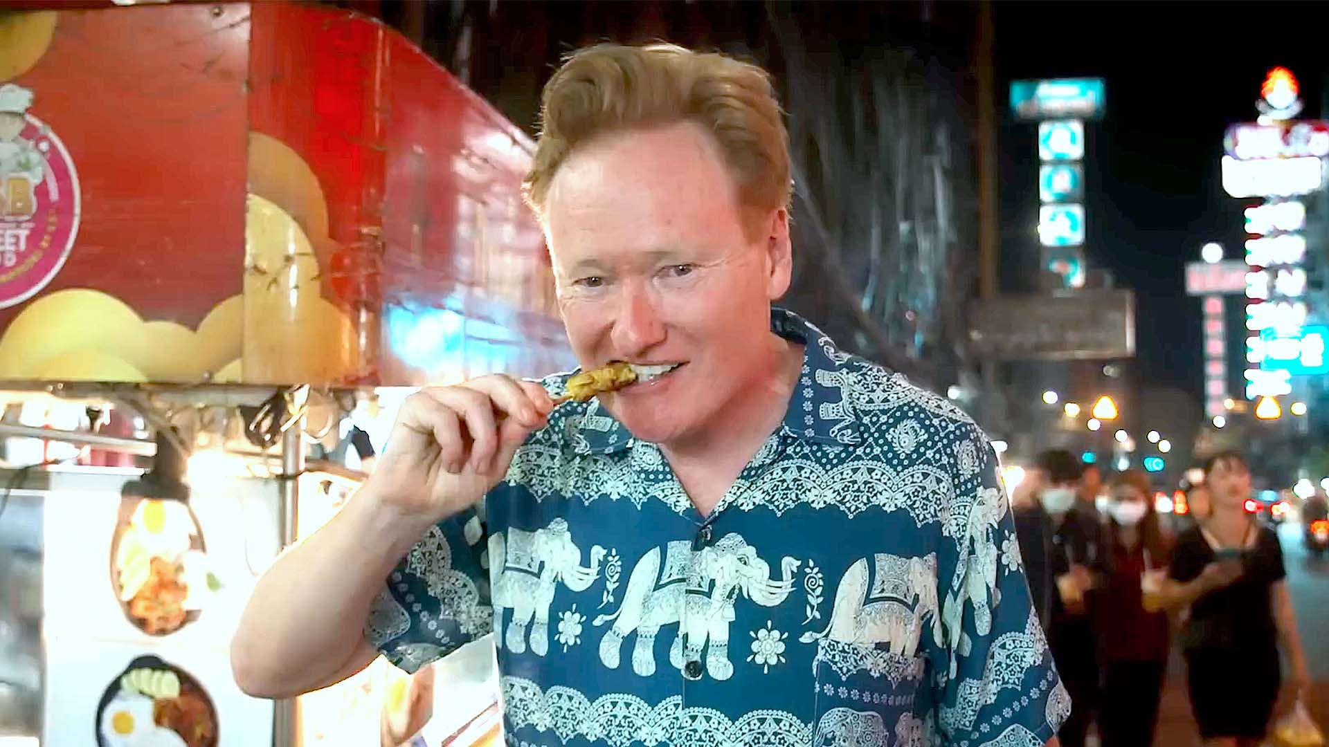 Conan O&#8217;Brien experimenta a famosa comida de rua da Tailândia no terceiro episódio de sua série