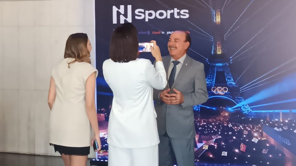 O deputado Zacarias Calil (União-GO) grava depoimento para equipe da N Sports depois de evento na Câmara.