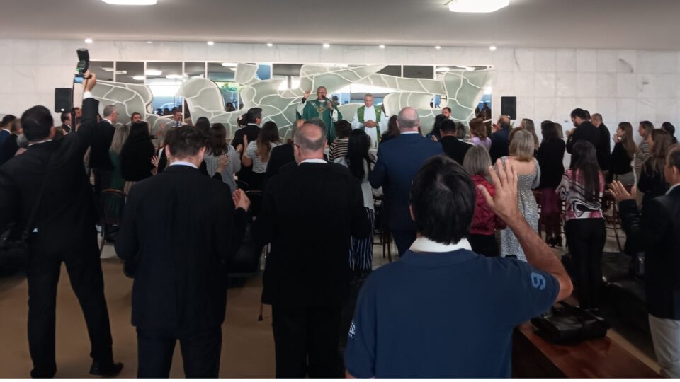 Missa na entrada do Congresso na manhã de quarta-feira (10)