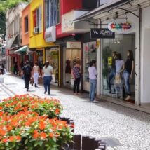 Comércio da rua XV de novembro, em Curitiba Imagem referente a matéria