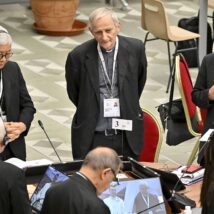 Uma das mesas temáticas da primeira sessão do Sínodo sobre a Sinodalidade, em outubro de 2023. Imagem referente a matéria