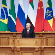 O presidente russo, Vladimir Putin, discursa na sessão plenária do 10º Fórum Parlamentar do BRICS em São Petersburgo, Rússia, 11 de julho de 2024. Imagem referente a matéria