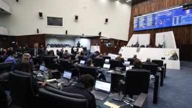 Projetos foram aprovados na sessão de segunda-feira (15) na Alep.