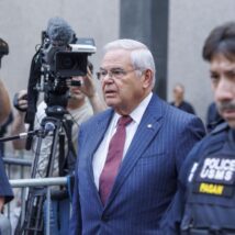 Bob Menendez havia sido acusado de receber propinas e de atuar como agente estrangeiro para que o Egito obtivesse ajuda militar dos EUA Imagem referente a matéria