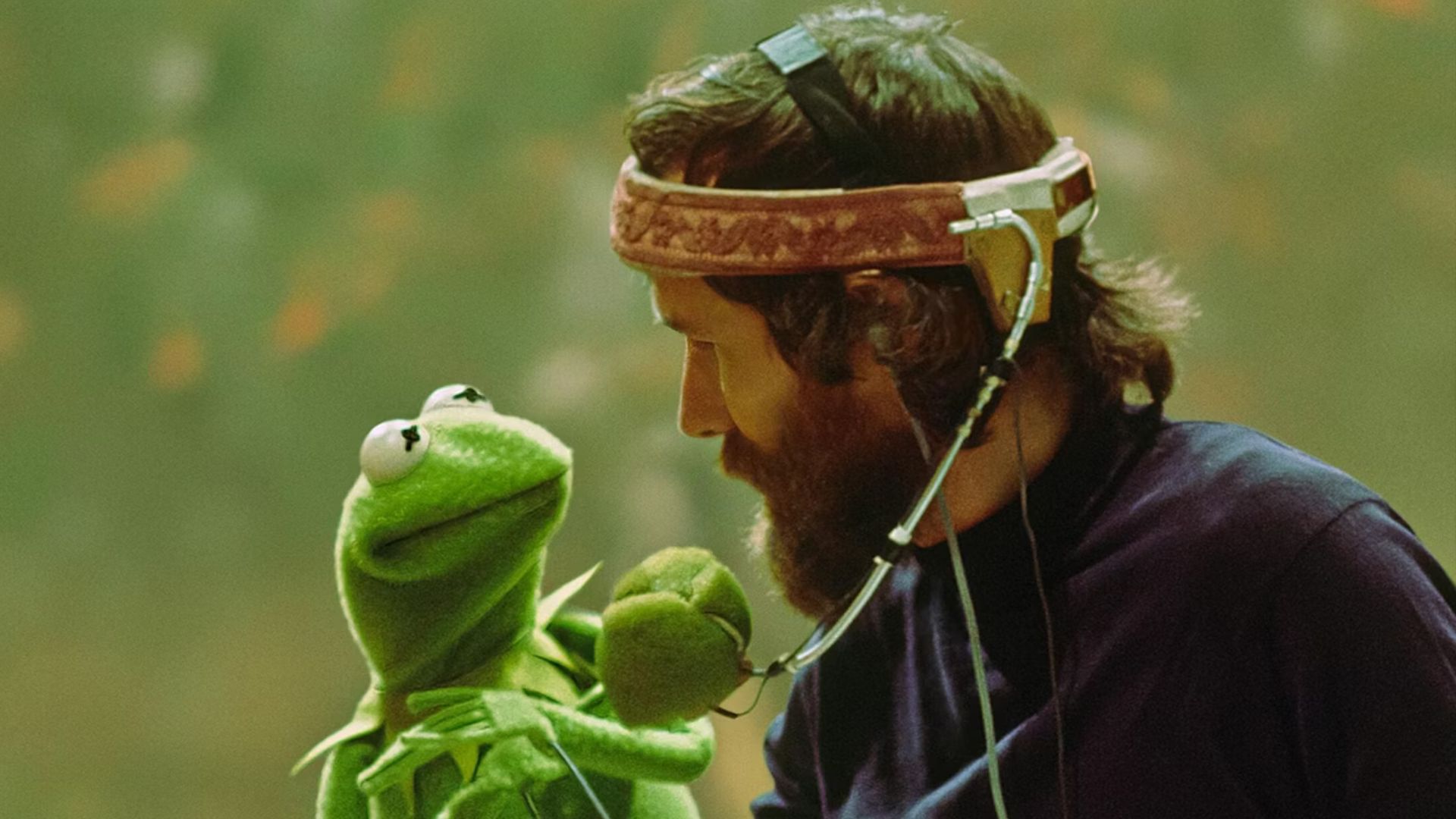 O americano Jim Henson e o protagonista dos &#8220;Muppets&#8221;: o sapo Caco