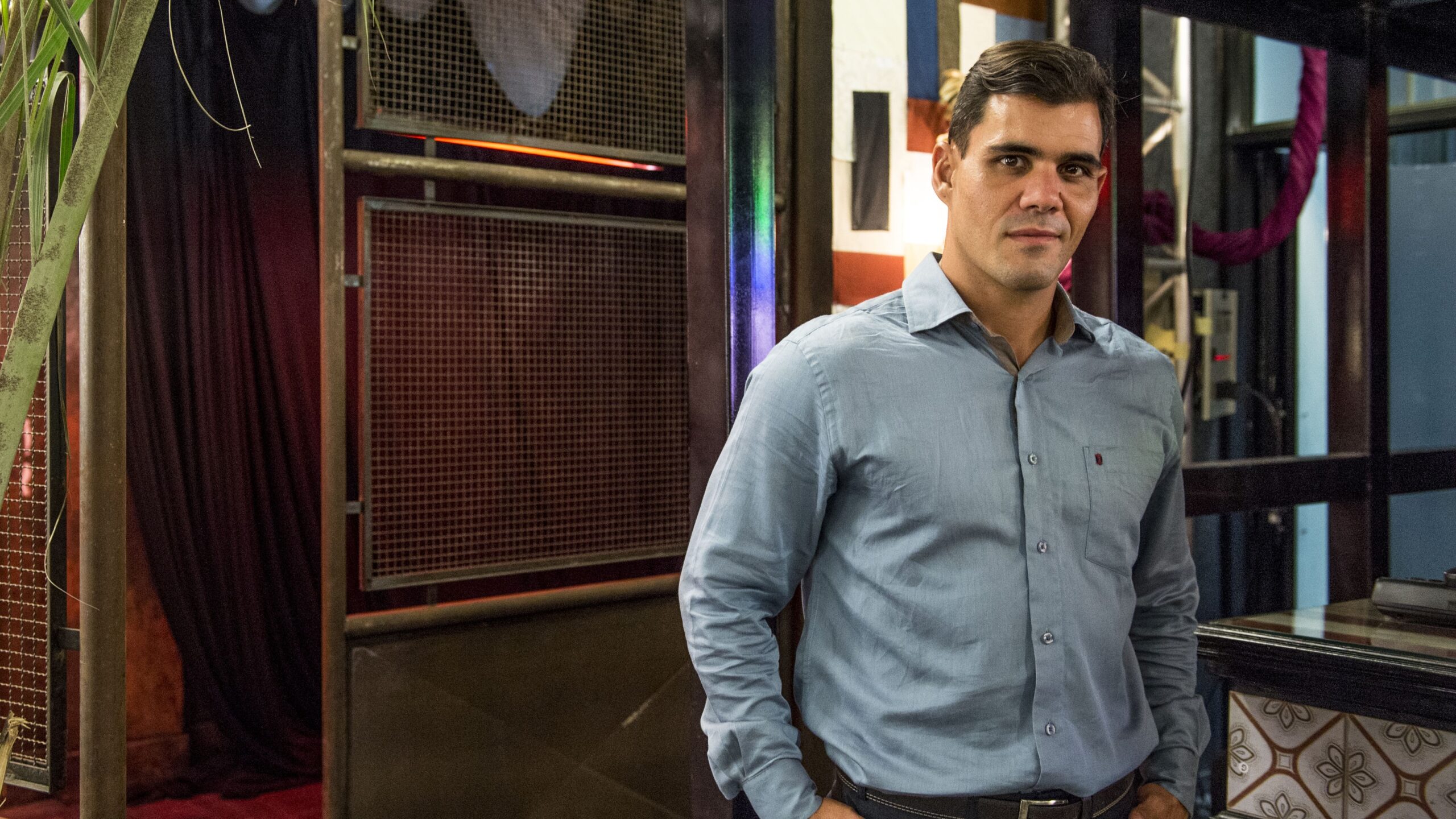 O ator Juliano Cazarré em cena da novela "A Regra do Jogo", da TV Globo