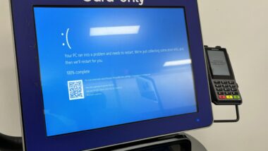 Tela azul de erro do Windows em loja de Brisbane, Austrália. Pane foi causada por atualização defeituosa de software de segurança da empresa CrowdStrike.