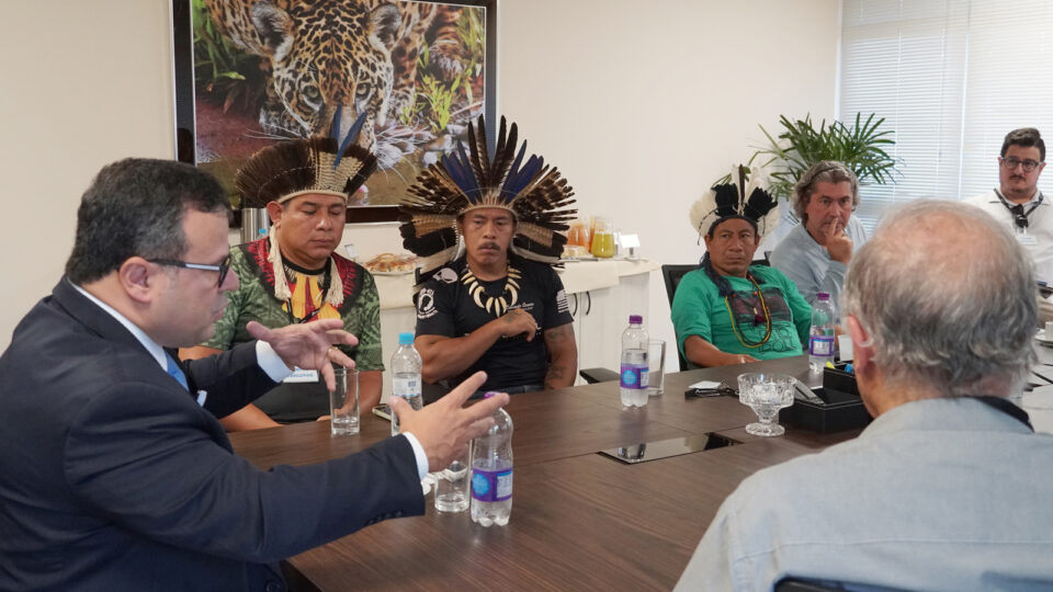 Representantes de grupos indígenas se reuniram com a direção de Itaipu para discutir a compra de terras.