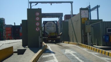 Receita Federal amplia fiscalização com scaner na tentativa de identificar tráfico de cocaína pelo porto de Santos.