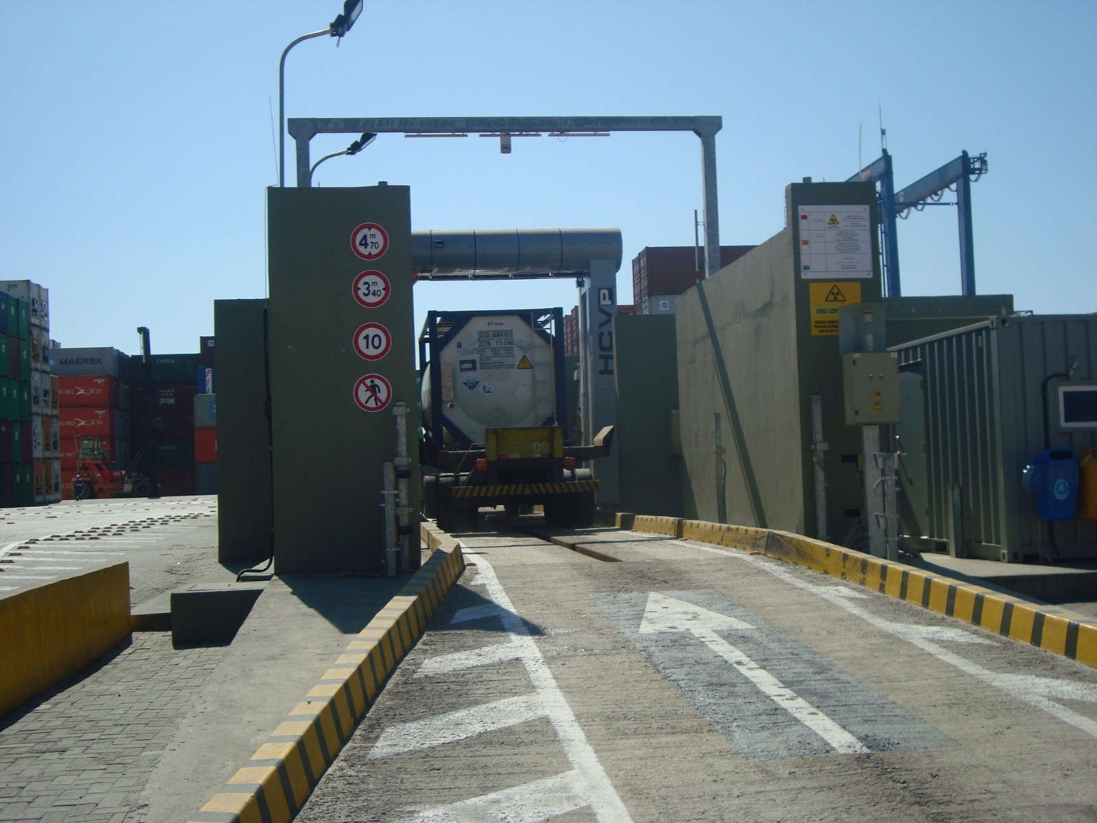 Receita Federal amplia fiscalização com scaner na tentativa de identificar tráfico de cocaína pelo porto de Santos.