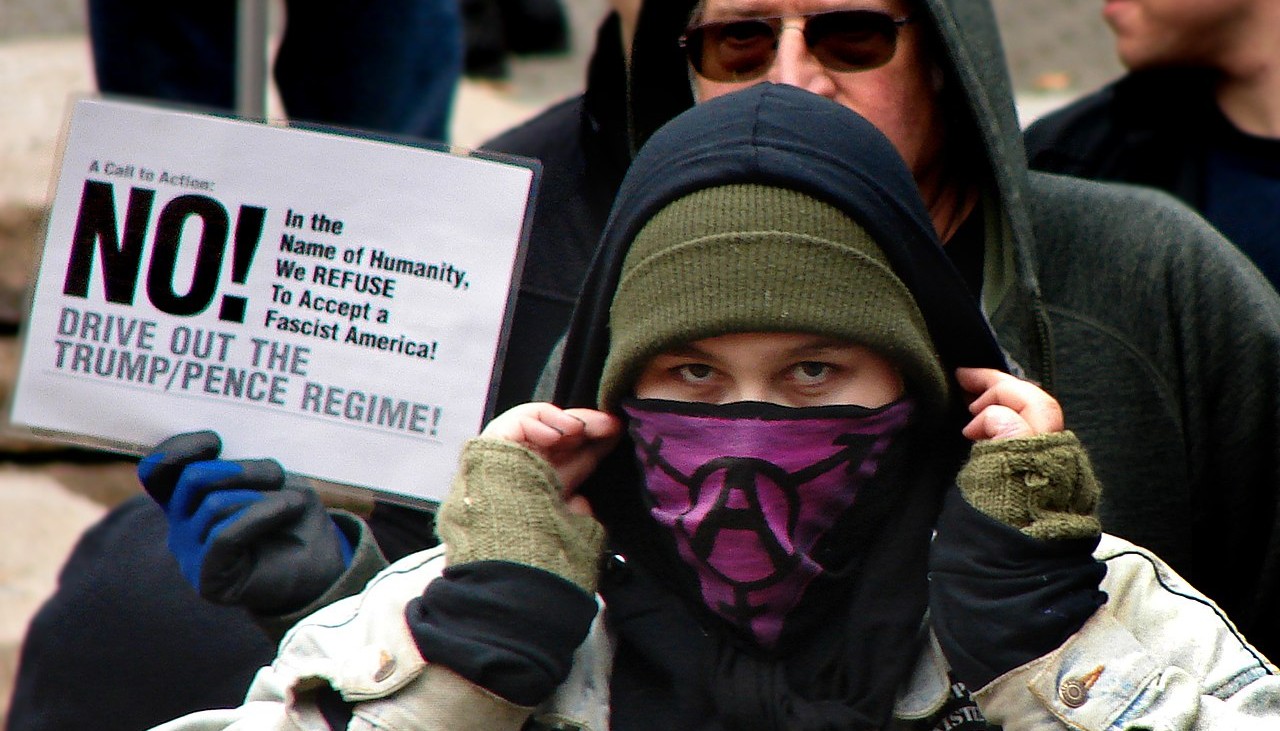 Manifestantes "antifa", movimento de esquerda que com frequência adota táticas violentas, pedem a derrubada do governo Trump em novembro de 2017. Estudo descobriu que defesa da violência política contra Trump é mais prevalente que a favor do político.