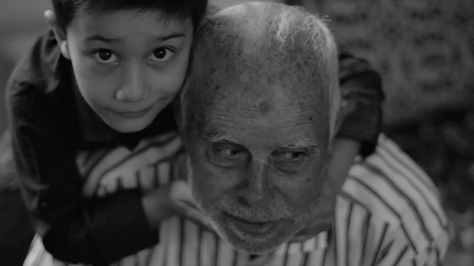 Avó e neto asiáticos em foto preta e branca.