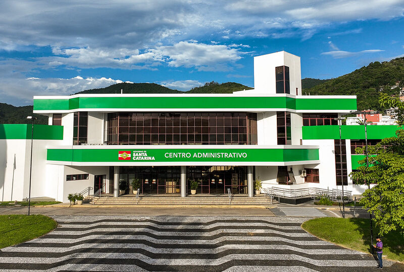 Ex-governadores de Santa Catarina estão entre os que receberam, em junho, pagamento retroativo de reajustes dos vencimentos.
