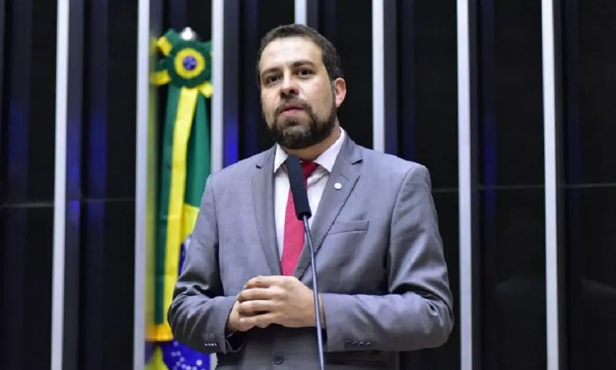 Candidato à prefeitura de São Paulo, Guilherme Boulos (Psol), é denunciado à PGR por linguagem neutra no Hino Nacional durante comício.