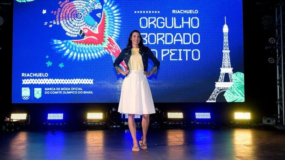 Ex-atleta Sheilla exibe uniforme usado pela delegação brasileira nas Olimpíadas de Paris. Críticas incluíram preconceito contra evangélicos.